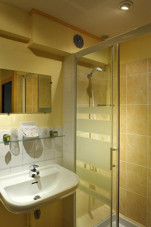Logis Hostellerie Du Cheval Blanc Сент-Мор-де-Тур Экстерьер фото